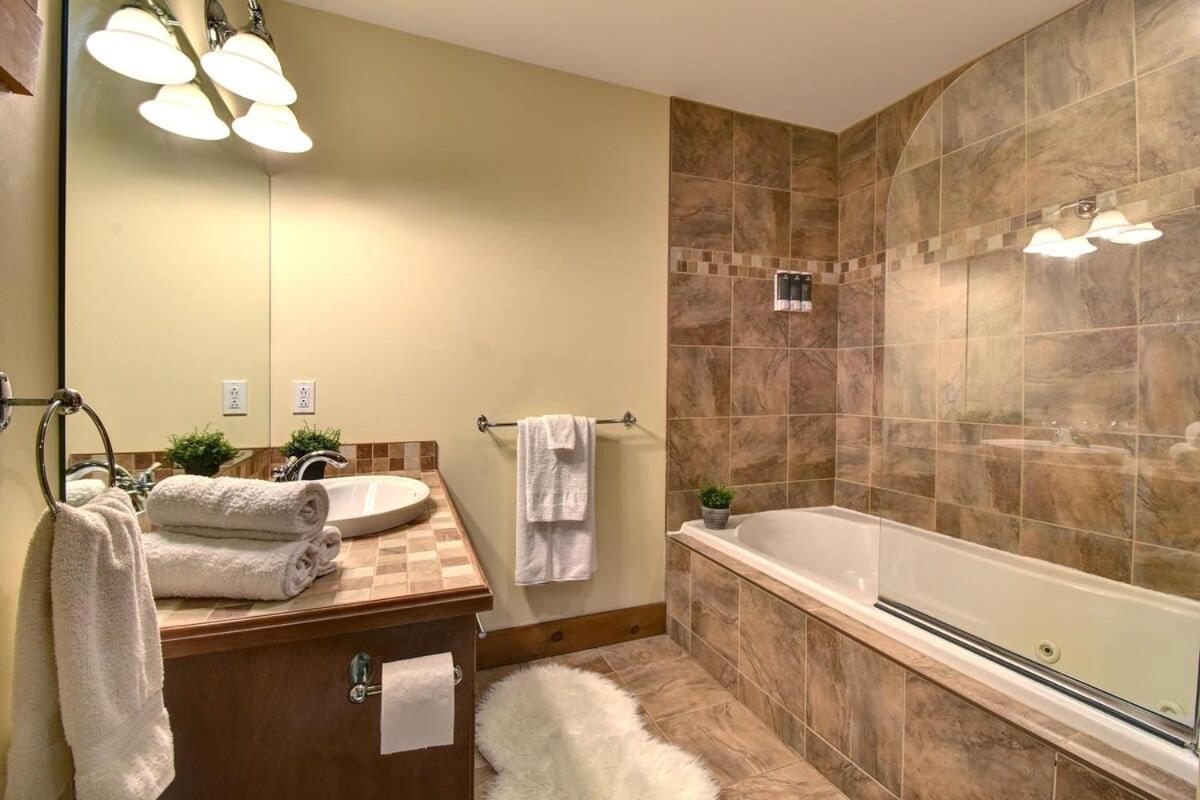 Chic Familiale, Relaxant Avec Spa En Montagnes Labelle Luaran gambar